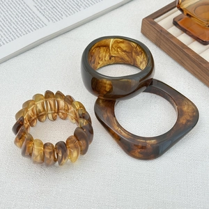 Ensemble de 3 bracelets en résine ambre avec jonc écaille de tortue et perles extensibles