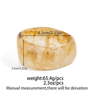 Detailed dimensions of the amber resin thick bangle with 6.5cm inner diameter and 3.5cm width