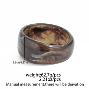 Macro shot of resin bracelet with marble texture showing size 6.2cm and width 3.5cm