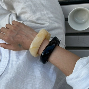 Retro resin bangle set featuring cream marble and glossy black irregular polygon designs