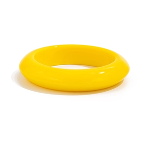 Levendige gele geometrische hars armband met glanzende afwerking op witte achtergrond