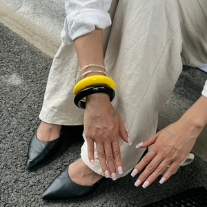 Minimalistische gele hars armband met zilveren armbanden voor een moderne uitstraling