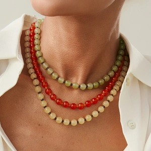 Drielagige kralenketting met doorschijnende rode, groene en beige stenen kralen