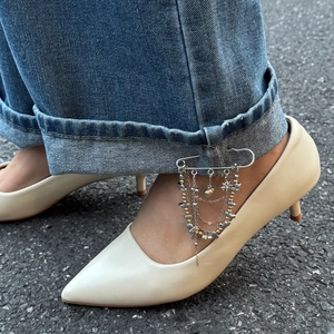 Irregular CCB beaded chain fringe brooch with metallic heart pins on denim jeans