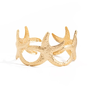 Gouden zeester armband met getextureerde metalen afwerking voor strandvakantie