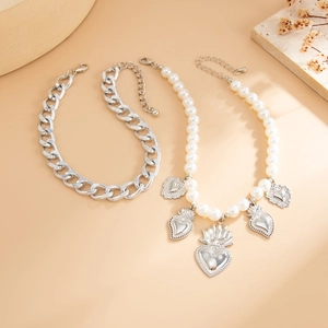 Set collana a catena d'argento e perle con ciondoli a cuore con fiamme