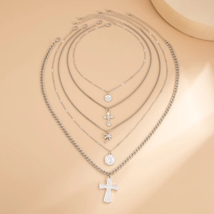 Zilveren meerlaagse ketting set met kruis-, munt- en palmboomhangers aan dunne metalen kettingen