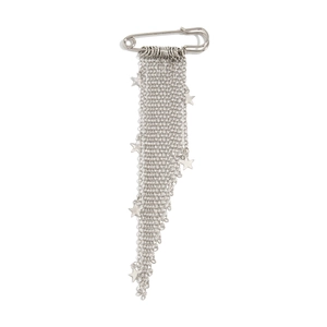 Spilla a nappa con stella in argento e catene metalliche pendenti su sfondo bianco
