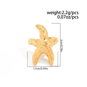 Goldener Seestern-Ohrring mit Maßen 2cm x 1,5cm und strukturierter Metalloberfläche