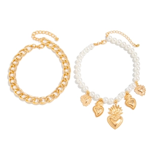 Set di collane con catena dorata e perle bianche con ciondoli a cuore