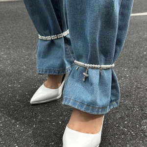 Zweilagige Perlen-Beinkette mit Silberkreuz für Jeans-Styling auf High Heels