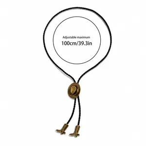 Detailansicht der Cowboyhut Bolo Tie mit Westernstiefel-Anhängern und geflochtener Kordel