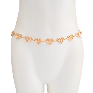 Détail des maillons en forme de cœur doré avec perles blanches sur la taille