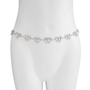 Détail des maillons en métal argenté en forme de cœur avec perles de taille