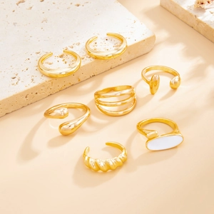 Détail de sept bagues plaquées or aux formes minimalistes et irrégulières variées
