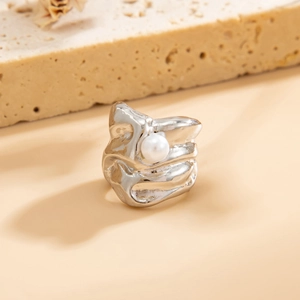 Detail van zilveren lava-textuur ring met een grote witte parel op steen
