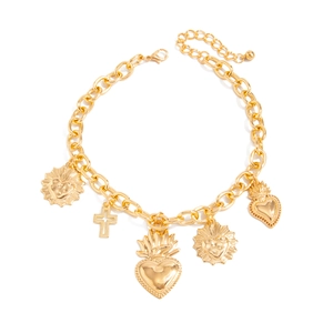Bracciale a catena dorata con ciondoli a forma di sacro cuore e croce stile vintage
