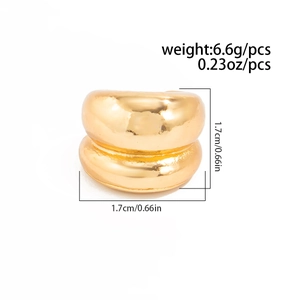 Detailweergave van de goudkleurige metalen oorklem, maat 1,7 cm en gewicht 6,6 g