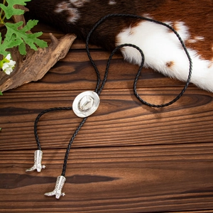 Vintage Western Bolotie mit Cowboyhut-Schieber und Stiefelanhängern an schwarzer Kordel