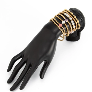 Détails de bracelets multicouches avec breloques croix et étoile sur un présentoir