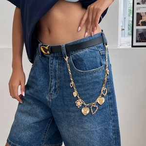Chaîne de taille punk en métal doré avec breloques cœur creux sur short en jean