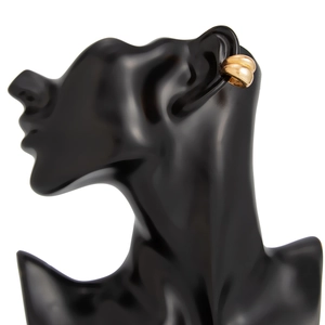 Gepolijste gouden dubbele ear cuff op een mannequin met een modern minimalistisch ontwerp