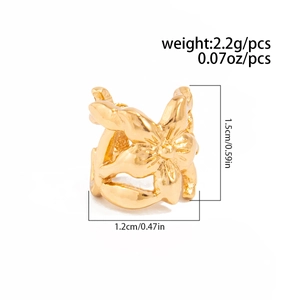 Macro-opname van gouden bloem oorclip met afmetingen van 1,5 cm bij 1,2 cm