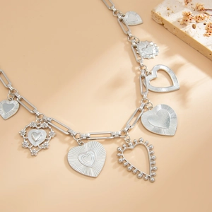 Collier à maillons argentés avec plusieurs pendentifs en forme de cœur et design chic
