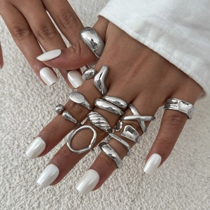 Ensemble de bagues goutte en argent poli au design minimaliste de lave fluide