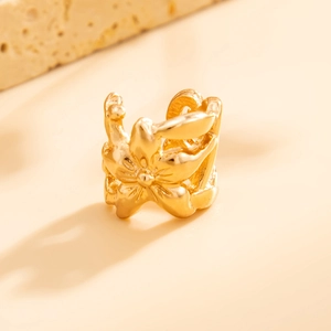Detailopname van gouden bloemring met getextureerde metalen blaadjes en vintage afwerking