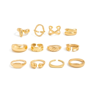 Lot de 12 bagues dorées aux formes de lave et designs géométriques minimalistes