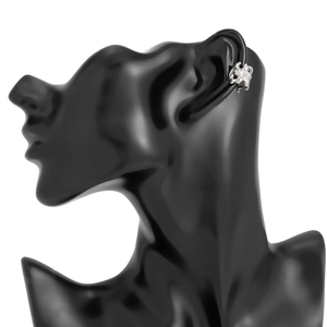 Detail van een zilveren metalen bloem oorklem met geplooide blaadjes op model