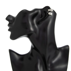 Detail van zilveren oormanchetset met zirkonia-zetting en gepolijst metaal op model