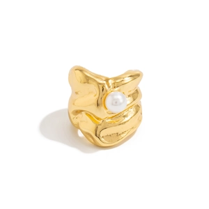 Gouden ring met lavatextuur en parelinleg op een minimalistische metalen band