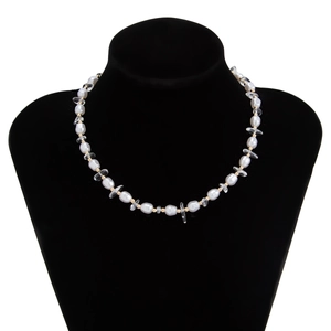 Detail van barokparels en transparante kristallen op een parelketting voor dames