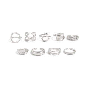 Set de 9 bagues argentées avec des designs métalliques ondulés, géométriques et ajourés