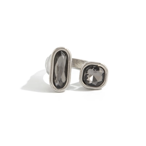 Anello aperto argento con pietre di zircone grigie ovali e quadrate incastonate