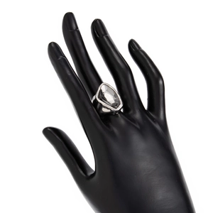 Anello d'argento massiccio con un grande cristallo acrilico grigio su un modello di mano