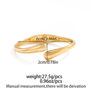 Detailed size specifications for the gold teardrop open cuff bracelet showing 6cm diameter