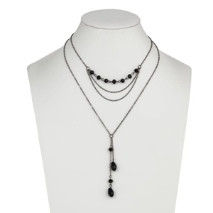 Détail macro du collier gothique multicouche avec perles de cristal noir et glands