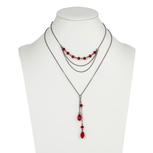 Détail du collier gothique en Y avec perles de cristal rouges et pendentifs gouttes