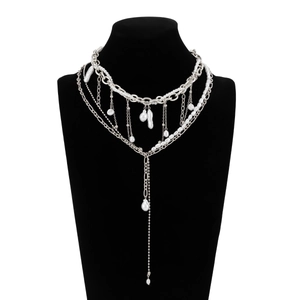 Dettaglio della collana a catena argentata con perle barocche e frangia a forma di Y chic