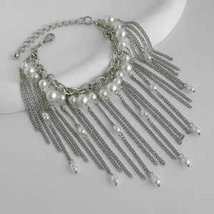 Dettaglio della collana a catena argento con frange a cascata e perle bianche
