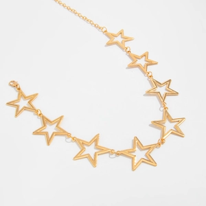 Detailaufnahme der goldenen Stern-Taillenkette mit Hohl-Design und dem Karabinerverschluss
