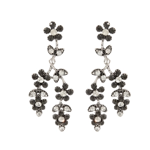 Vue détaillée de longues boucles d'oreilles fleurs avec strass noirs et blancs et tiges