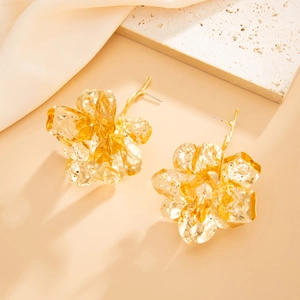Detailansicht großer goldener Blumenohrringe mit strukturierten Blütenblättern und Zweigen