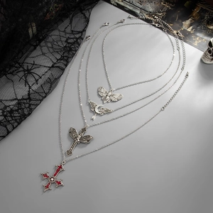 Gotische Lagenhalskette mit Motte, Mondflügeln, Totenkopf und rotem Emaille-Kreuz