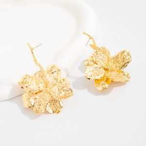 Detailansicht goldener 3D-Blumenohrringe mit unregelmäßiger Hammerschlag-Struktur