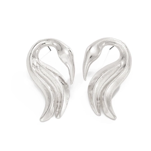 Künstlerische Flamingo-Ohrstecker aus gehämmertem Silber mit unregelmäßiger Textur im Design