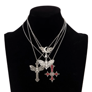 Detail von Gotik-Motte, Totenkopf und rotem Emaille-Kreuz auf schwarzem Samtständer